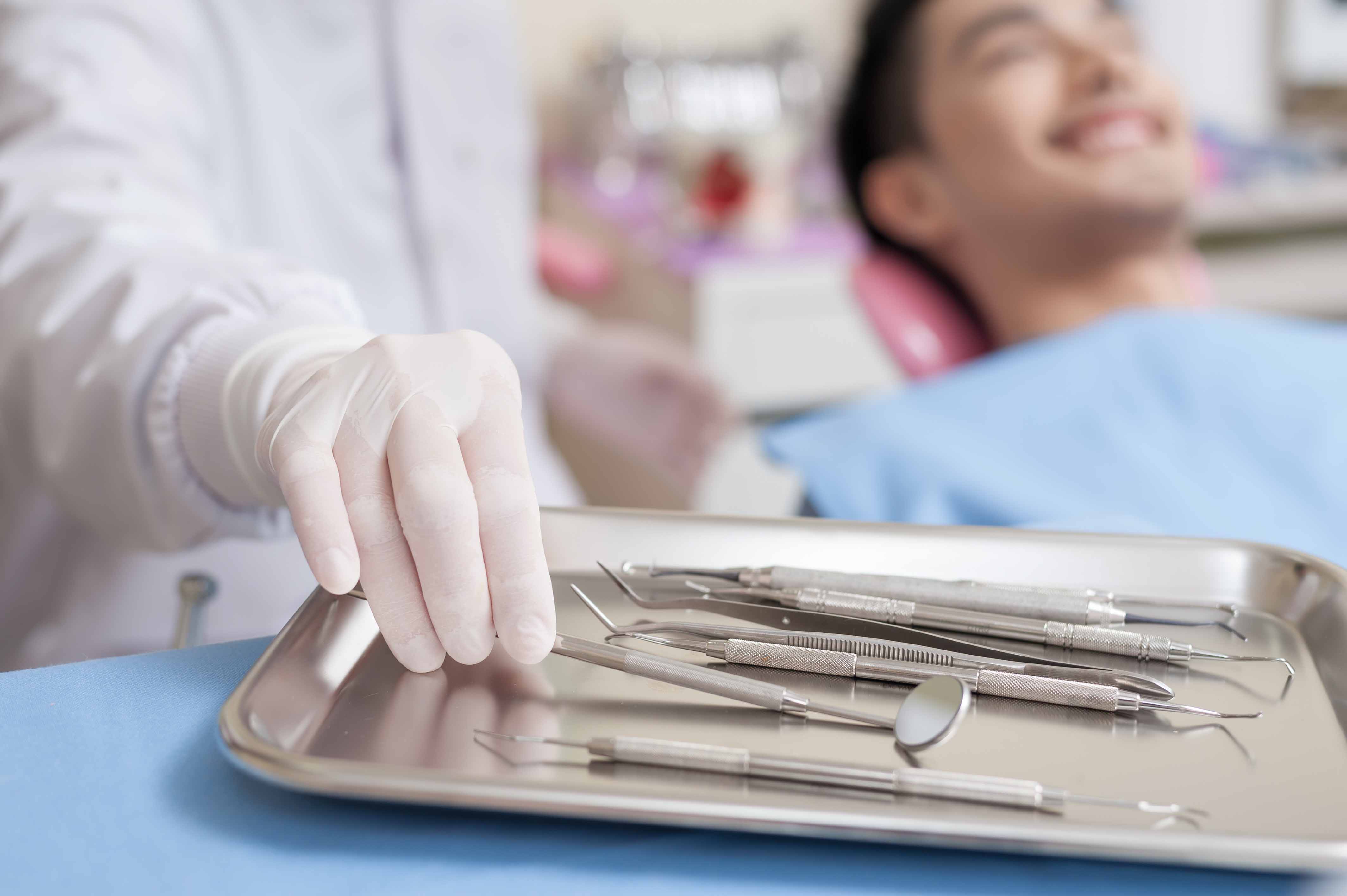 歯科医院で治療を受ける男性