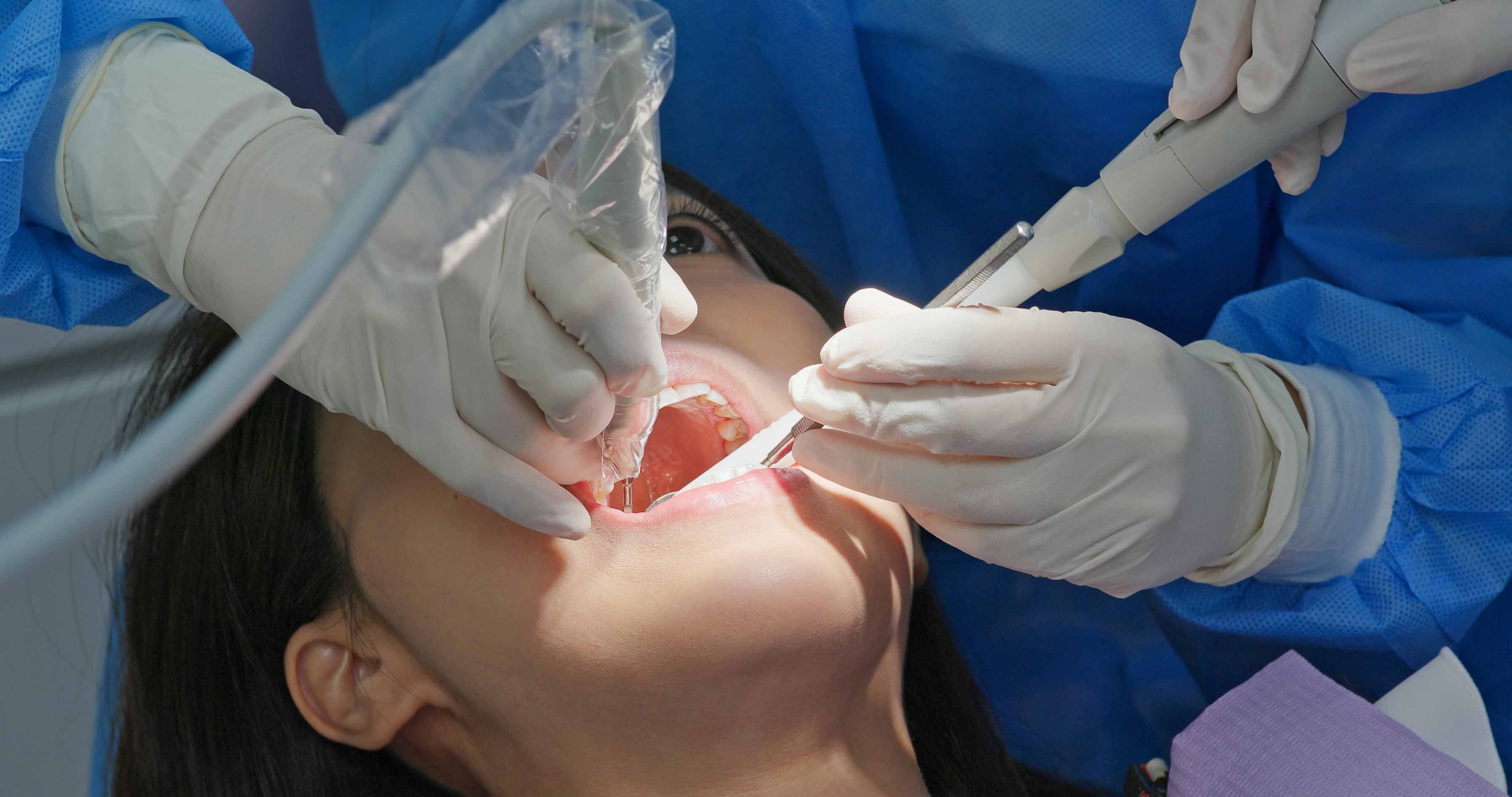 歯科医院で治療を受けている女性