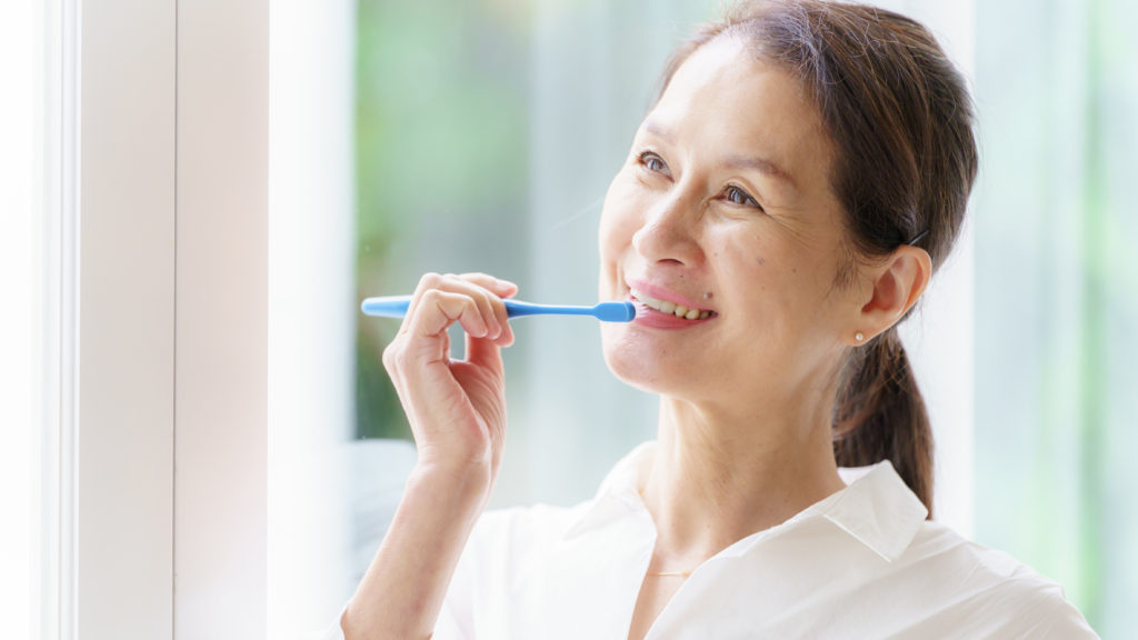 歯磨きをする高齢の女性