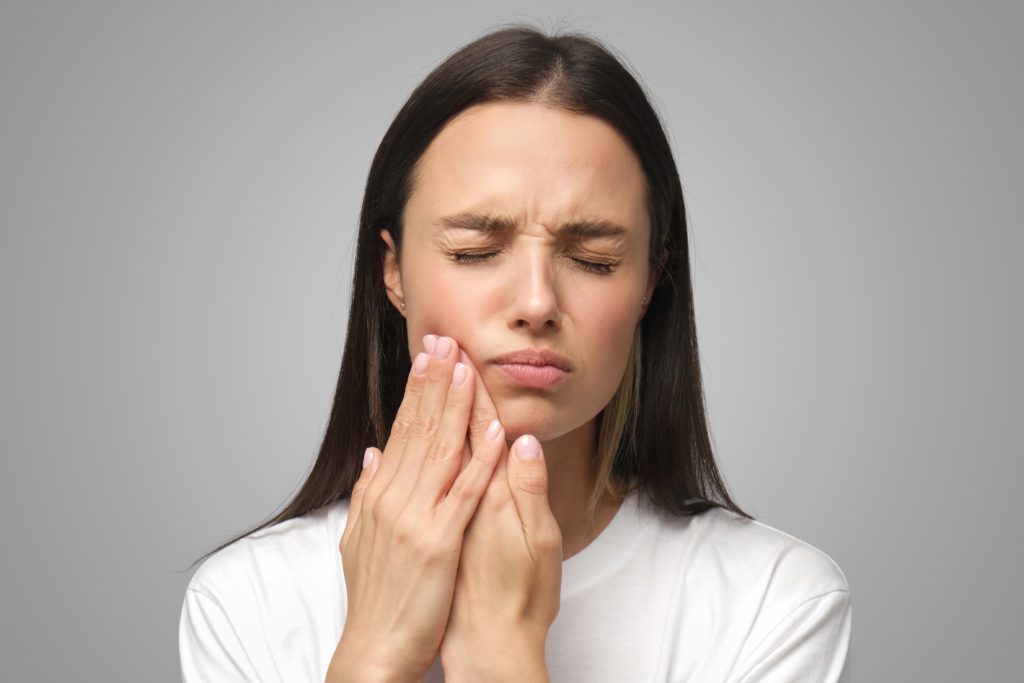 歯の痛みに耐える女性