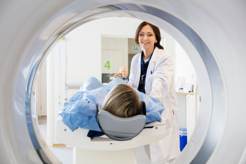MRI検査を行う女性医師
