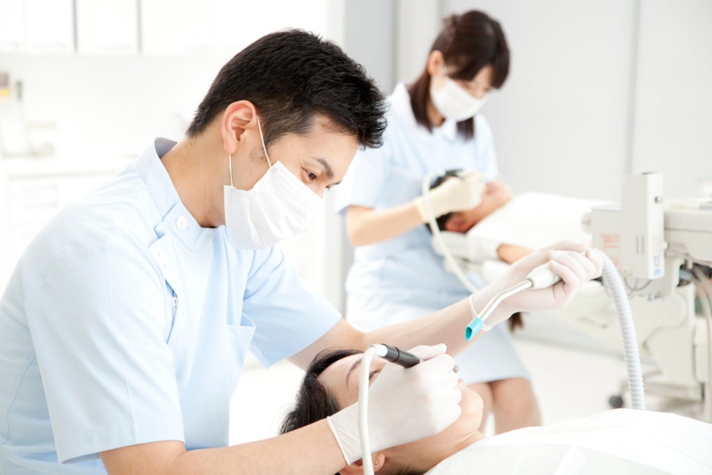 歯科医院で治療をする男性歯科医師