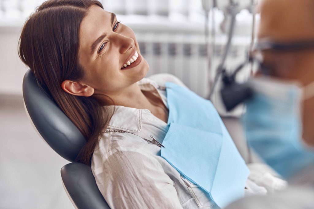 歯科の椅子に座る女性