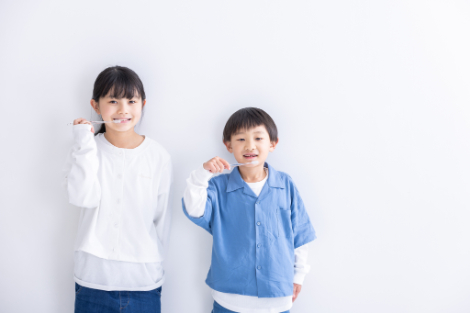 歯磨きをしている子どもたち