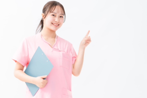 矯正治療で歯を削る量とタイミングについて説明する歯科医