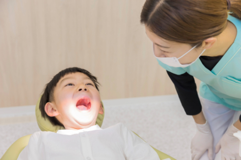 小児矯正の診察を受ける男の子