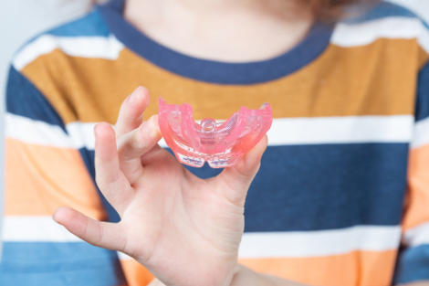 プレオルソを見せる子供の手