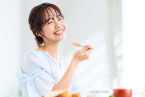 美味しそうに食事をする女性