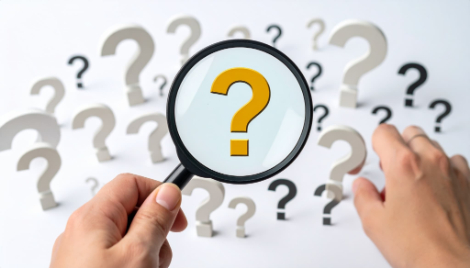 矯正治療では歯を削ることがあるか調べるイメージ