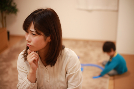 小児矯正について考える母親