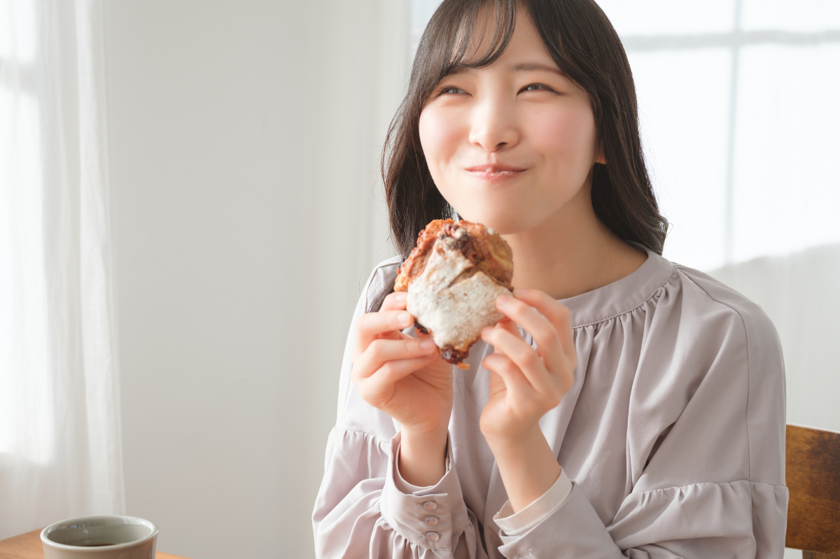 親知らずの虫歯を治療して笑顔で食事をする女性