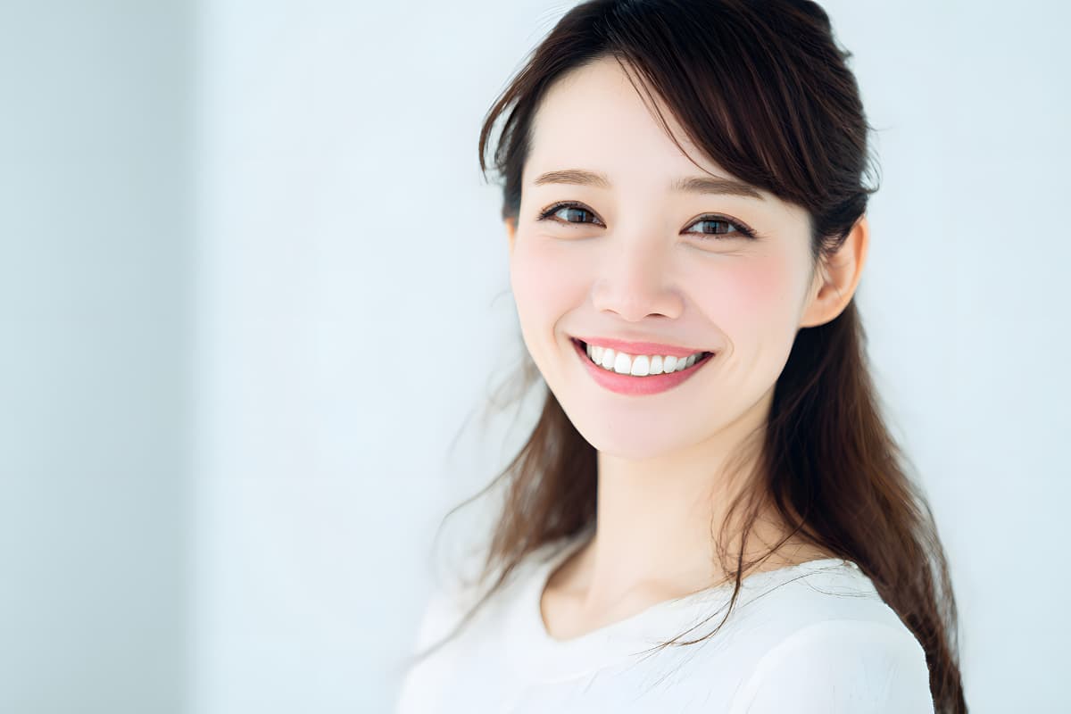 ケアとメンテナンスをしながらセラミックの歯を使う女性
