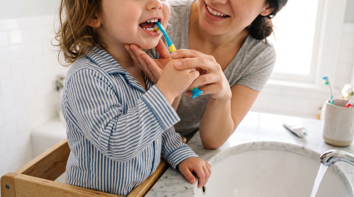 母親が子どもの歯みがきを確認する様子